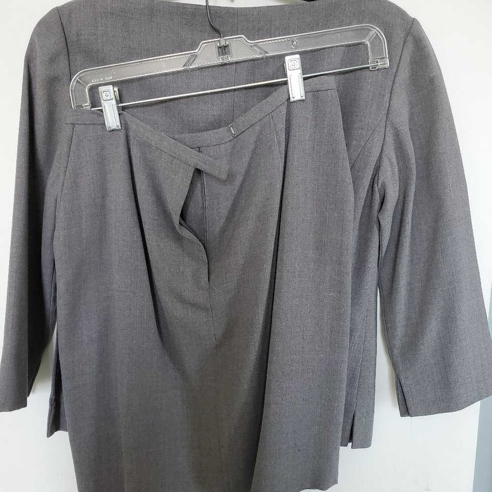 Size 4 Ann Taylor Loft  2 pce suit